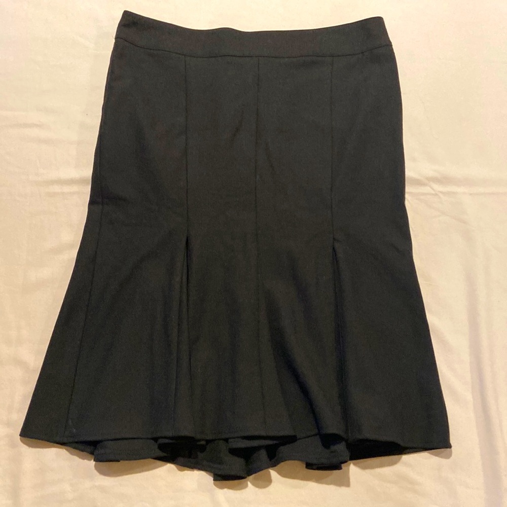 Like new gray tulip pleated skirt. United Colors of Benetton.